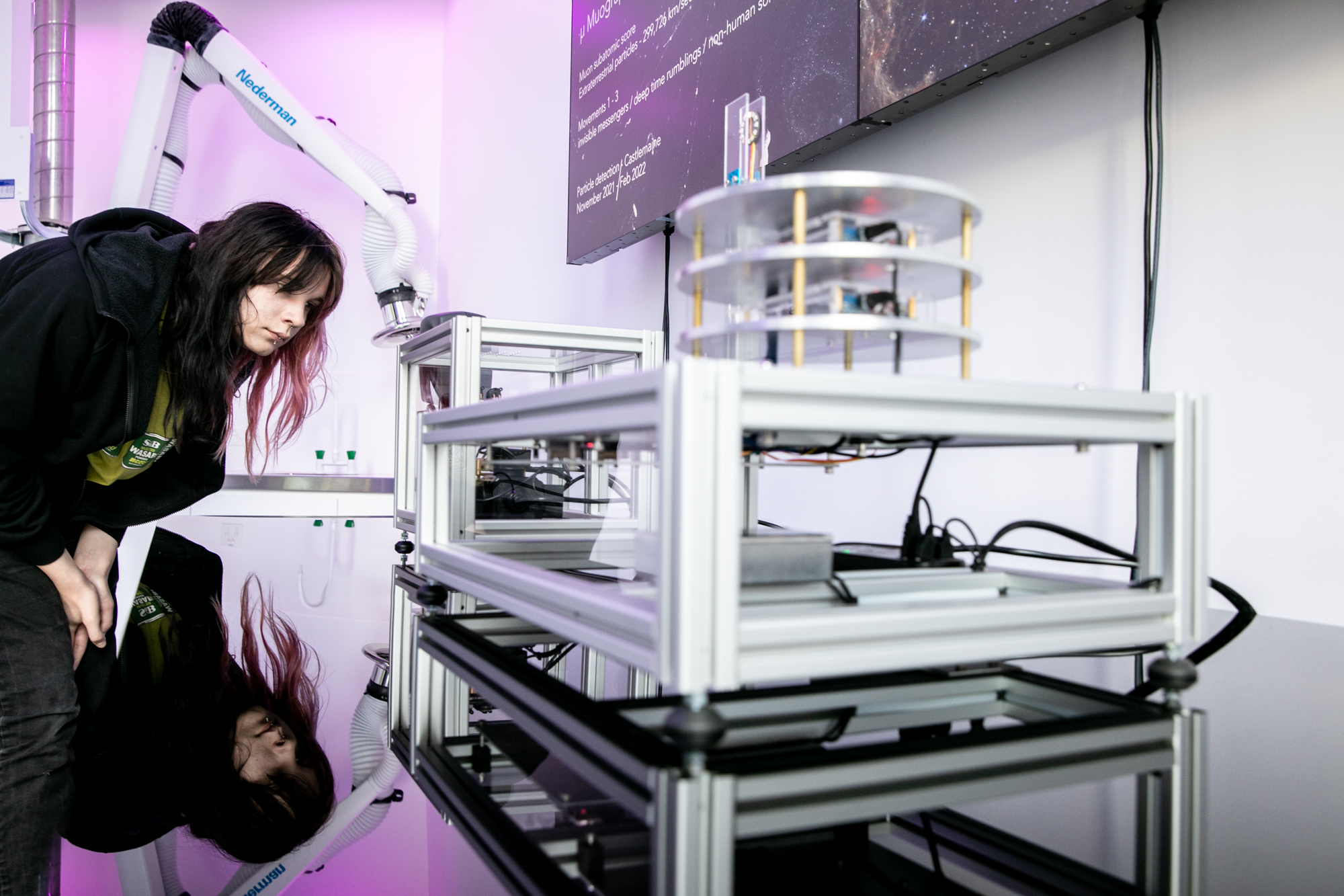 Visitor leaning over the μMuography detector apparatus